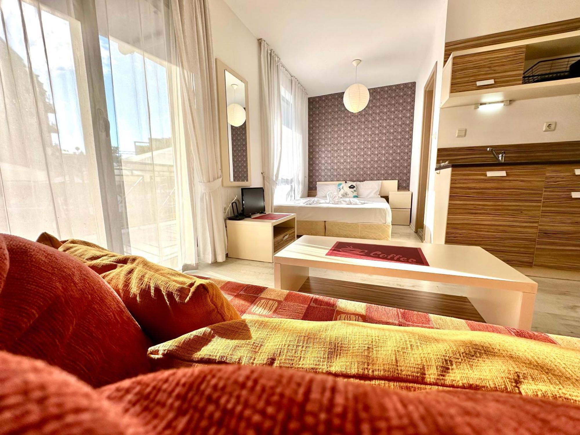 Menada Rainbow Apartments 써니비치 외부 사진